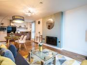 Large 2 Bed Central Apt All Bills Inc Parking!