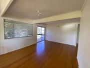 LARGE 3 BED 2 AREAS OF LIVING WALK TO WATER & SHOPS