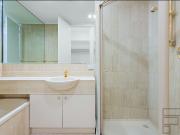 LARGE 3 BEDROOM WITH THE LAKE ON YOUR DOORSTEP| FLARE...