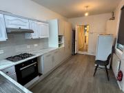 Large 4/5 Bedroom House – 5–8 Min Walk to Bushhil