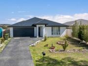 Large 5 Bedroom Home with Dual Ensuites on 1237m² Packed... Large 5 Bedroom Home with Dual Ensuites on 1237m² Packed...