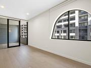 LARGE EXECUTIVE ONE BEDROOM IN A GREAT LOCATION WITH PARKING