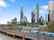 Large & Furnished With Yarra River Views!