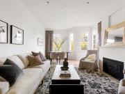 Large, light & luxurious overlooking the Fitzroy Gardens