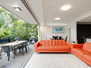 LARGE LUX APARTMENT + PRIVATE BACK YARD