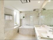 LARGE LUX APARTMENT + PRIVATE BACK YARD