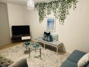 Large Modern Furnished 2brm flat by train statn