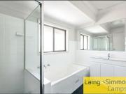 LARGE Renovated Townhouse, Close To Train Station