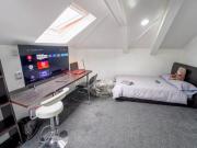 Large studios available close to UOB Large studios available close to UOB