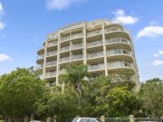 LARGE THREE BEDROOM MOLDERN QUIET APARTMENT WITH...