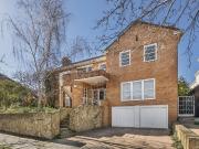 Large Toorak Apartment Offering Space, Style & Village...