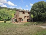 Lari: a 600 metri dal paese, vendiamo casolare con 2,5...