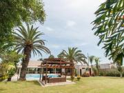 LAS CASUARINAS CALLE CERRADA CASA AMOBLADA CON JARDIN,...