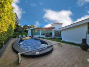 LAS CAÑADAS CASA EN VENTA DE PRACTICAMENTE UNA PLANTACON...