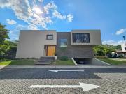 LAS CAÑADAS CASA EN VENTA SEMINUEVA EN COTO LA PRADERA...