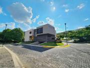 LAS CAÑADAS CASA EN VENTA SEMINUEVA EN COTO LA PRADERA...