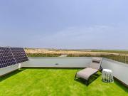 Las villas están construidas sobre grandes parcelas con...