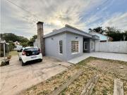 LATORRE PROP. VENDE MODERNA CASA CON HERMOSO PARQUE