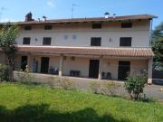 Le due abitazioni sono entrambe composte da ingresso in...
