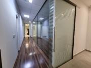 Le Mond Offices Sala corporativa pronto para trabalho...