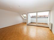 leere 3 Raum mit Dachloggia in Reudnitz mit Parkettboden