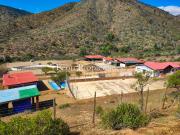 León propiedades vende gran casa con establo en Fundo...