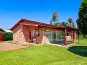 Leon Propiedades vende hermosa casa en sitio en sector...