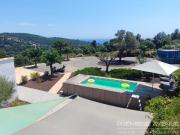 Villa récente en position dominante avec vue mer sur Les...