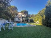 Les presentamos esta elegante villa con licencia...