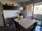 Les routes, dans résidence récente, au dernier étage...