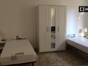 Letto in affitto in appartamento con 3 camere da letto a...