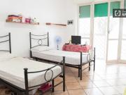 Letto in affitto in appartamento con 3 camere da letto a...