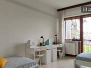 Letto in affitto in appartamento con 5 camere da letto a...