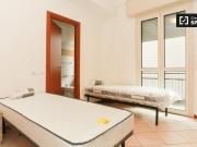 Letto in affitto in appartamento con 5 camere da letto,...