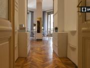 LETTO in affitto in appartamento con 6 camere da letto a...