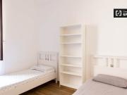 Letto in affitto in camera in appartamento con 9 camere...