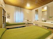 Letto in camera in appartamento con 2 camere da letto a...