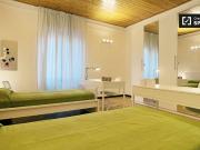 Letto in camera in appartamento con 2 camere da letto a...