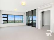 Level 20 Panoramic Vistas from this Luxurious Near Apartment