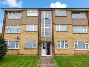 Lexden Drive, Romford RM6, 3 bed flat to rent, £1,700...