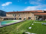 L'habitat rénové d'un ancien corps de ferme, en...