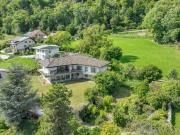 Licht, Panorama und Potenzial ein Haus, drei Wohnungen,...