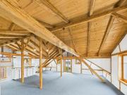 LICHTDURCHFLUTET MIT HOHEN DECKEN