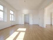 Lichtdurchflutete 4 Zimmer Altbauwohnung in klassischem...