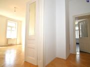 Lichtdurchflutete Altbau Eckwohnung: Klassischer Charme...