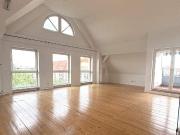 Lichtdurchflutete, bezugsfreie Dachgeschosswohnung mit 3...