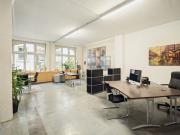 Lichtdurchflutete Bürofläche mit Loftcharakter