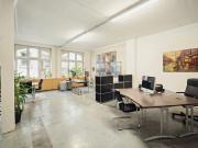 Lichtdurchflutete Bürofläche mit Loftcharakter