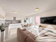 Lichtdurchflutete Neubauwohnung mit großem Balkon & TG...