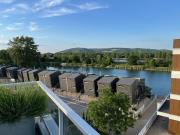LICHTDURCHFLUTETER WOHNJUWEL MIT BADESTRAND